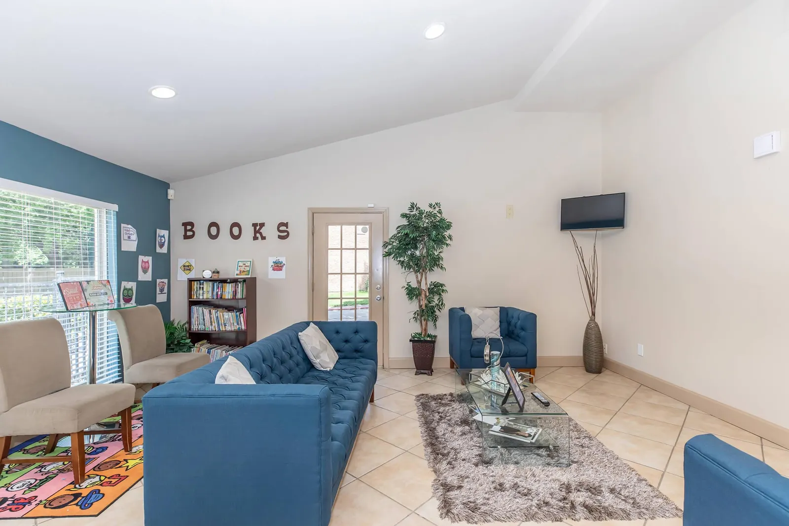 Bay Oaks — Living room